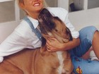 Xuxa posta foto antiga abraçando cachorro de estimação
