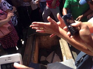 Túmulo que foi quebrado durante tumulto em cemitério no enterro de José Rico (Foto: EGO)