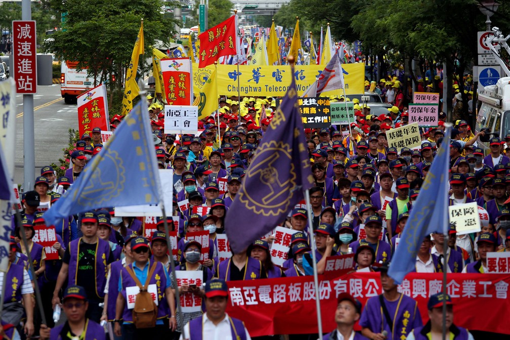 Manifestantes participam de protesto no Dia do Trabalhador em Taipei, Taiwan, nesta segunda-feira, dia 1º de maio de 2017 (Foto: Tyrone Siu/Reuters)