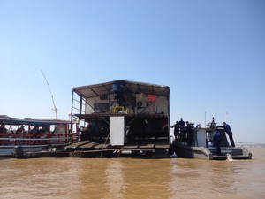 Draga, barco e embarcação da Marinha (Foto: Ísis Capistrano/ G1)