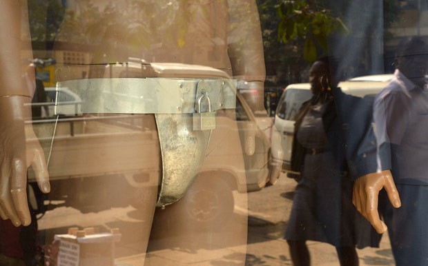 Produto foi criado com pretexto de proteger quenianos de suas mulheres (Foto: Simon Maina/AFP)