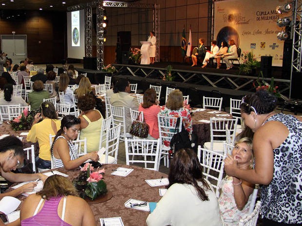 Cerca de 600 mulheres assistem e compartilham experiências por meio de painéis e palestras  (Foto: João Gomes/PMB)