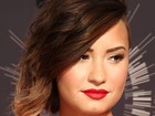 Demi Lovato conta imprevisto em encontro com fãs: 'Peidou em mim'