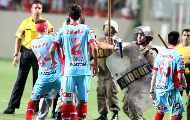 confusão jogo Atlético-MG Arsenal Sarandi policia (Foto: EFE)