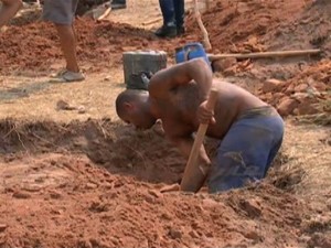 Garimpeiro trabalha em buraco aberto no pé da Serra da Borda, em Pontes e Lacerda (Foto: Reprodução / TVCA)