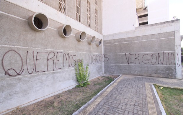 Pichações surgiram na fachada do Frasqueirão na manhã desta segunda-feira (Foto: Rogério Vital)