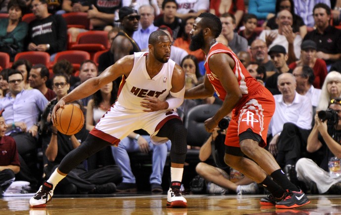 Basquete NBA - Miami Heat x Houston Rockets, Dwyane Wade e James Harden (Foto: Reuters)