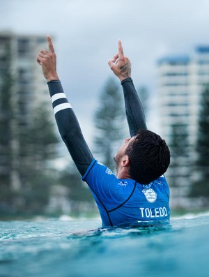 Filipe Toledo comemora o título da etapa de abertura do Circuito Mundial de surfe em Gold Coast na Austrália (Foto: Divulgação/WSL)