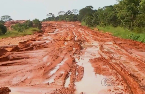 Má conservação da BR-306 ameaça produção de perus em Mineiros Goiás (Foto: Reprodução/TV Anhanguera)
