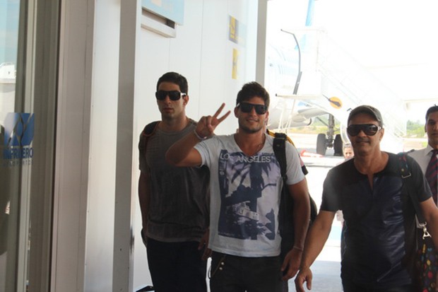 Ex-BBB André desembarca em aeroporto de Vitória (Foto: Amandio Santos/ Agência Flash Glamour)