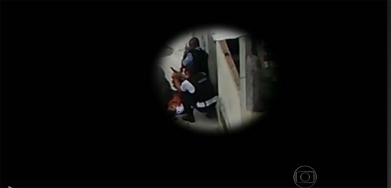 PMs alteram cena da morte de menor no Morro da Providência, no Rio de Janeiro (Foto: Reprodução/TV Globo)