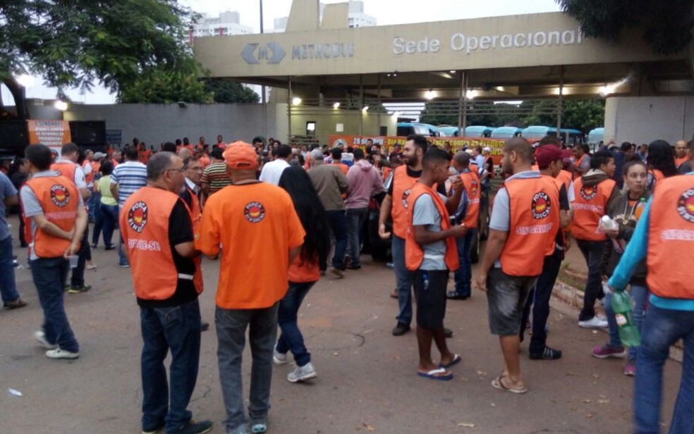Manifestantes fecham saída de ônibus da Metrobus em Goiânia, Goiás (Foto: Guilherme Mendes/TV Anhanguera)
