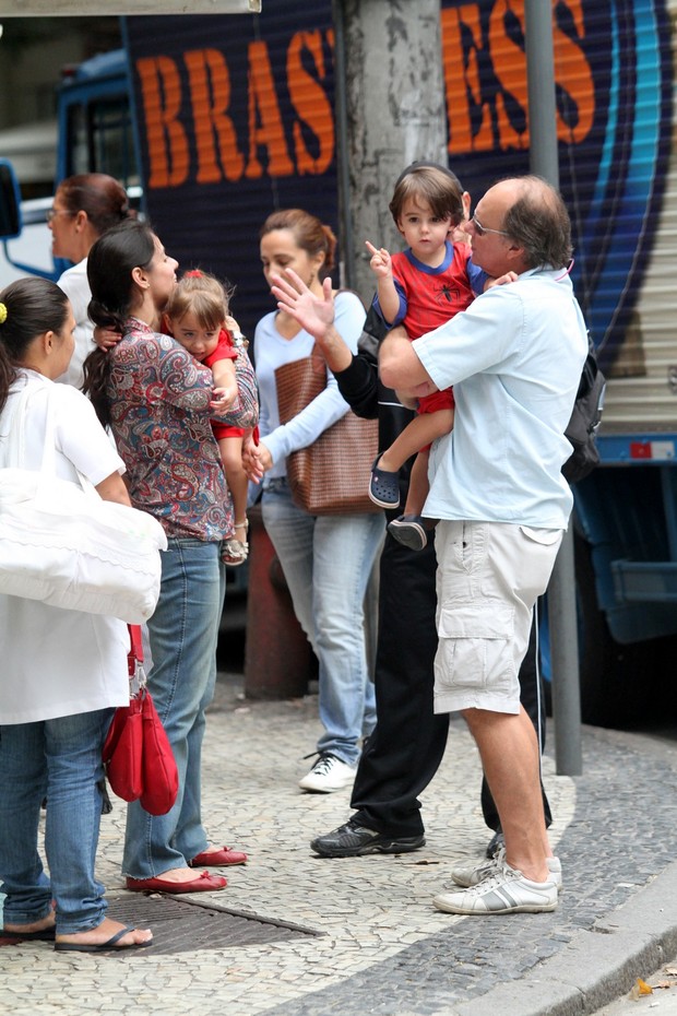 Paulo César Grande e Claudia Mauro com filhos (Foto: Wallace Barbosa/AgNews)