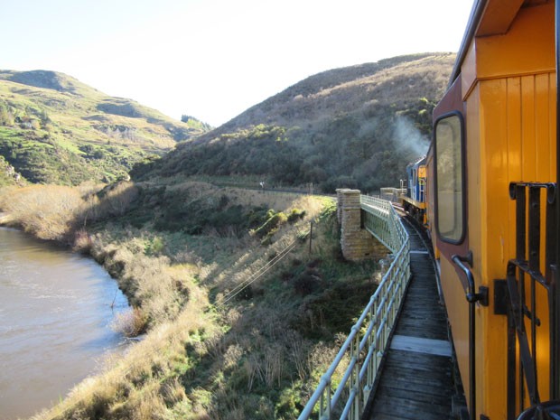 Viagem passa por pontes e viadutos de ferro construídos há mais de 100 anos (Foto: Juliana Cardilli/G1)