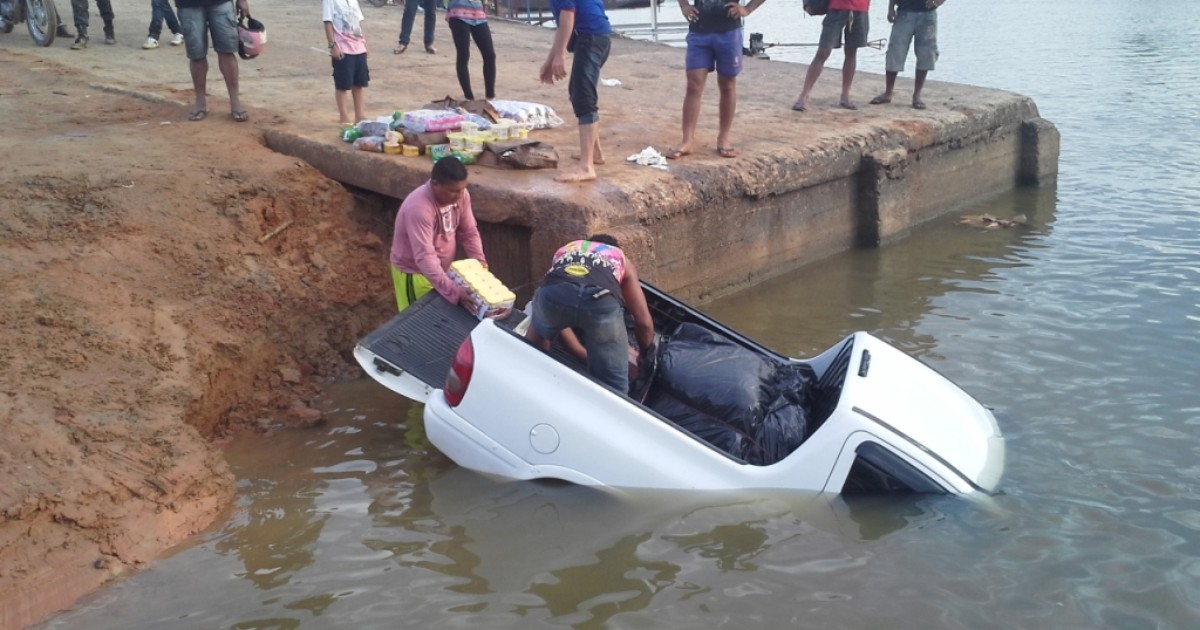 G1 Veículo cai de balsa e mergulha no Rio Juruá em Rodrigues Alves