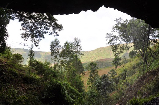   Caverna Mota, onde foi encontrado homem africano de 4.500 anos enterrado  (Foto: Kathryn e John Arthur/Divulgação)