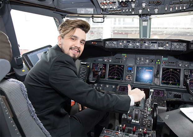 Pocket show de Luan Santana a bordo do Boeing 737-800  (Foto: Francisco Cepeda/AgNews)