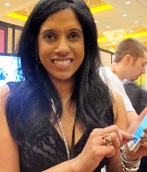 A médica Sri Vellanki criou a linha Tech Tips para digitar com precisão em smartphones (Foto: Daniela Braun/G1) A médica Sri Vellanki criou a linha Tech Tips para digitar com precisão em smartphones (Foto: Daniela Braun/G1)