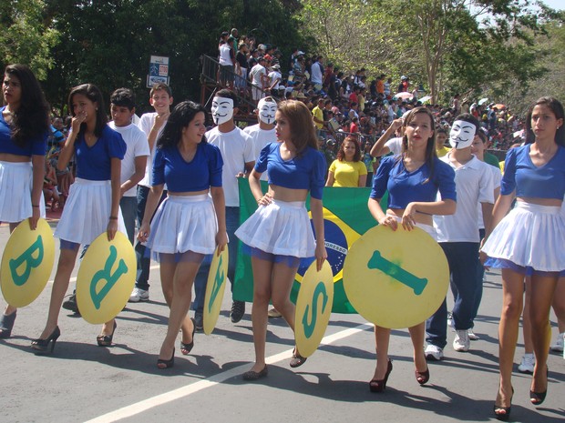 Estudantes utilizam máscaras durante desfile de 7 de setembro (Foto: Catarina Costa/G1)