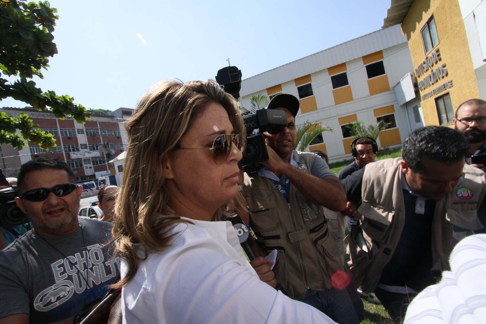  Françoise Amiridis, mulher do embaixador da Grécia no Brasil, Kyriakos Amiridis, chega à Delegacia de Homicídios da Baixada Fluminense (DHBF), em Belford Roxo (RJ), na manhã desta sexta-feira (Foto: Jose Lucena/ Futura Press/ Estadão Conteúdo)