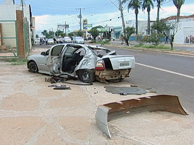 Dois são detidos e grávida é socorrida após batida durante fuga (Foto: Reprodução/ TV Integração)