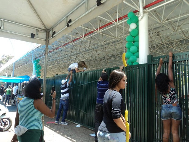 Jovem recebe ajuda para pular o portão do colégio Sigma, na Asa Sul (Foto: Kelsiane Nunes/DA Press)