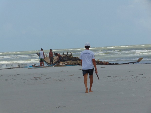 Caravelas chamaram atenção das pessoas que estavam na praia. (Foto: Wildes Lima/ Arquivo Pessoal) Caravelas chamaram atenção das pessoas que estavam na praia. (Foto: Wildes Lima/ Arquivo Pessoal)