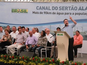 Governador Renan Filho pediu à presidente verba para tocar 5º trecho do Canal do Sertão (Foto: Waldson Costa/G1) Governador Renan Filho pediu à presidente verba para tocar 5º trecho do Canal do Sertão (Foto: Waldson Costa/G1)