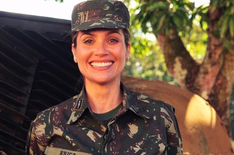 Flávia vive a tenente Érica, em  "Salve Jorge" (Foto: Reprodução)