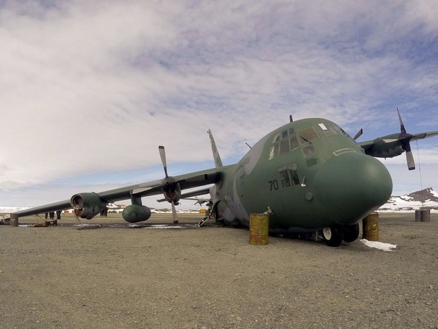 Avião Hércules C-130, da Força Aérea Brasileira, que está abandonado na Base Aérea Eduardo Frei, na Antártica, quatro meses após o acidente (Foto: Arquivo pessoal)