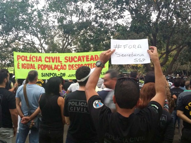 Policiais civis fazem ato em frente à Secretaria de Segurança Pública, no DF, após aprovar continuidade da operação-padrão (Foto: Pedro Borges/G1)