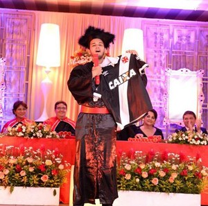 Aluno quebra protocolo e exibe camisa do Vasco em formatura (Foto: Reprodução/Instagram)