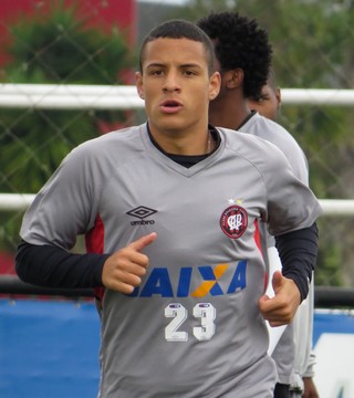 Corinthians deve solicitar retorno de lateral emprestado ao Atlético-PR
