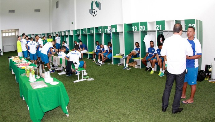 Elenco, comissão técnica e diretoria do Goiás se reúnem no vestiário antes do primeiro treino (Foto: Rosiron Rodrigues/Goiás E.C.)