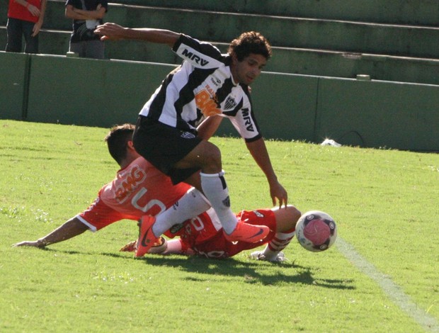 Guilherme, do Atlético-MG, sofre pênalti (Foto: Enerson Cleiton)