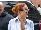 Sem sutiã, Rihanna aposta em vestidão largo com decote vertiginoso