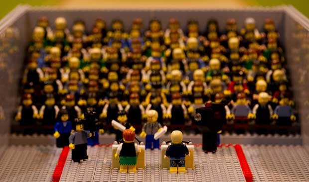 Estrutura de um estúdio de TV, plateia e candidatos foram reproduzidos em brinquedos (Foto: Jan-Philipp Srobel/ AFP)