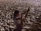 Giovanna Antonelli faz treino na praia e brinca: 'Eu tirando onda'