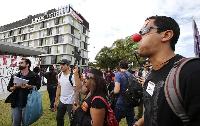 manifestação apresentação Seleção Brasileira (Foto: Alexandre Cassiano / Agência O Globo)