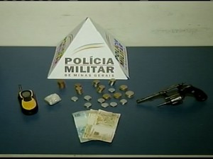 Materiais apreendidos em casa no bairro Santa Lúcia (Foto: Reprodução/ Inter TV) Materiais apreendidos em casa no bairro Santa Lúcia (Foto: Reprodução/ Inter TV)
