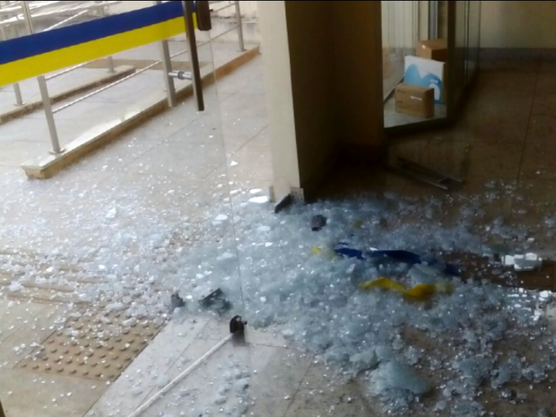 Criminosos arrombaram a porta de vidro de agência dos Correios em Areado (Foto: Polícia Militar) Criminosos arrombaram a porta de vidro de agência dos Correios em Areado (Foto: Polícia Militar)