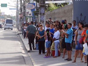 Av. Bernardo Vieira de Melo está com paradas cheias (Foto: Katherine Coutinho / G1)