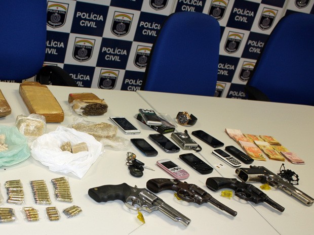 Armas e drogas foram apreendidas durante operação (Foto: Divulgação / Polícia Civil)