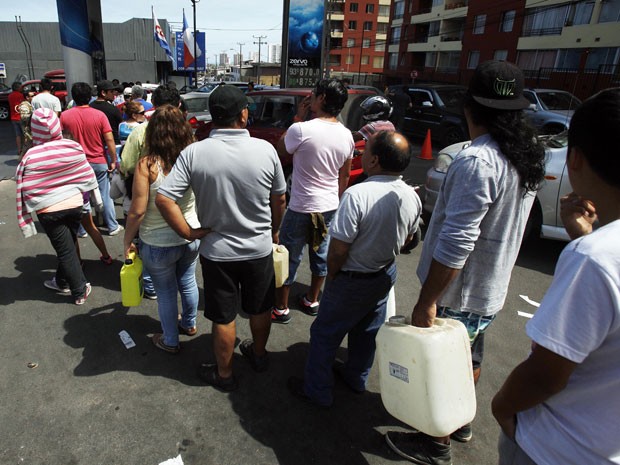 Em Iquique, chilenos fazem fila para pegar combustível após terremoto (Foto: Luis Hidalgo/AP)
