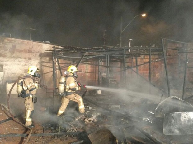 Bombeiros combatem chamas em barraco na Vila Telebrasília, no Distrito Federal (Foto: Corpo de Bombeiros DF/Divulgação)