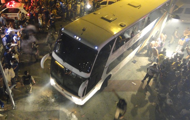 ônibus do Botafogo na chegada ao Mineirão (Foto: Marco Antônio Astoni)