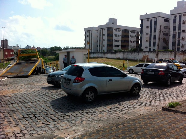Policiais Militares usaram caminhões para coibir entrada de carros de som e banheiros químicos no Centro Administrativo do Estado (Foto: Matheus Magalhães/G1)