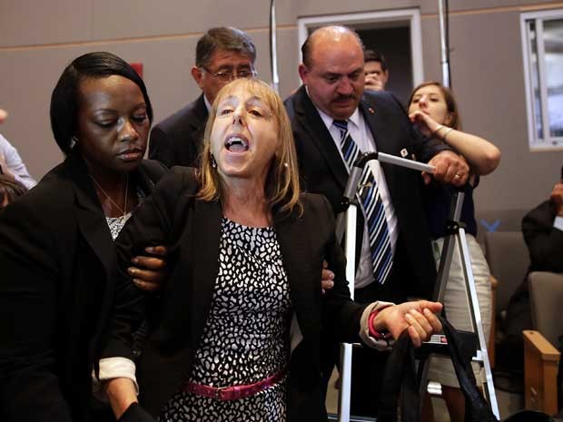 Medea Benjamin, ativista da organização chamada Code Pink, grita com o presidente dos EUA, Barack Obama, durante seu discurso nesta quinta-feira (23) (Foto: Win McNamee / Getty Images / AFP)
