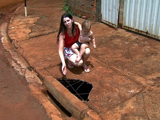 Mulher diz que buraco foi aberto por caminhão de terra há dois meses em Ribeirão Preto (Foto: Chico Escolano/EPTV)