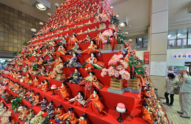 Mais de 2.400 bonecas estão expostas durante o festival de bonecas 'Konosu Bikkuri Hinamatsuri', no Japão (Foto: Kazuhiro Nogi/AFP)